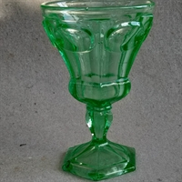 grønt antikt russisk vinglas hexagonal vaseline glass drikkeglas fra Rusland